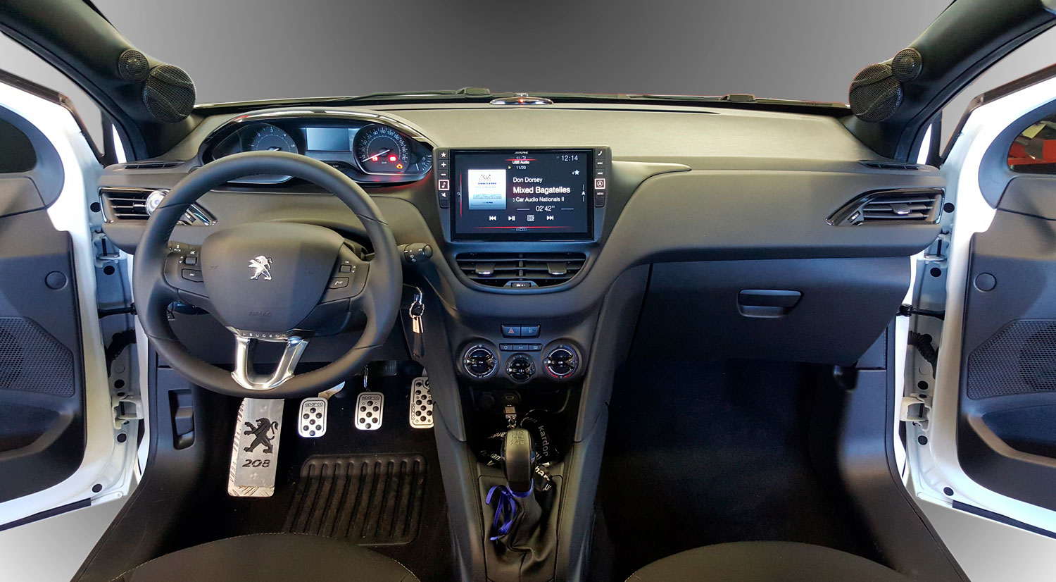 peugeot 208 interni e sistema audio