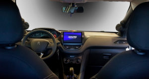 peugeot 208 interni con sistema audio 9" e componenti audio