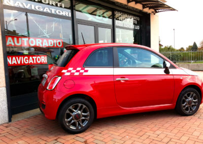 500 Abarth rossa con banda bianca applicata