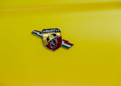 Particolare carrozzeria 595 Abarth CC con wrapping giallo
