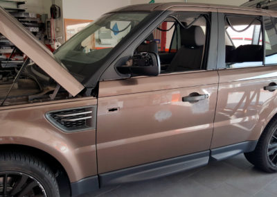 Fase preparazione carrozzeria Range Rover per wrapping