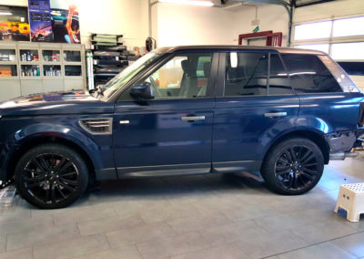 Fasi finali applicazione wrappin blu su Range Rover